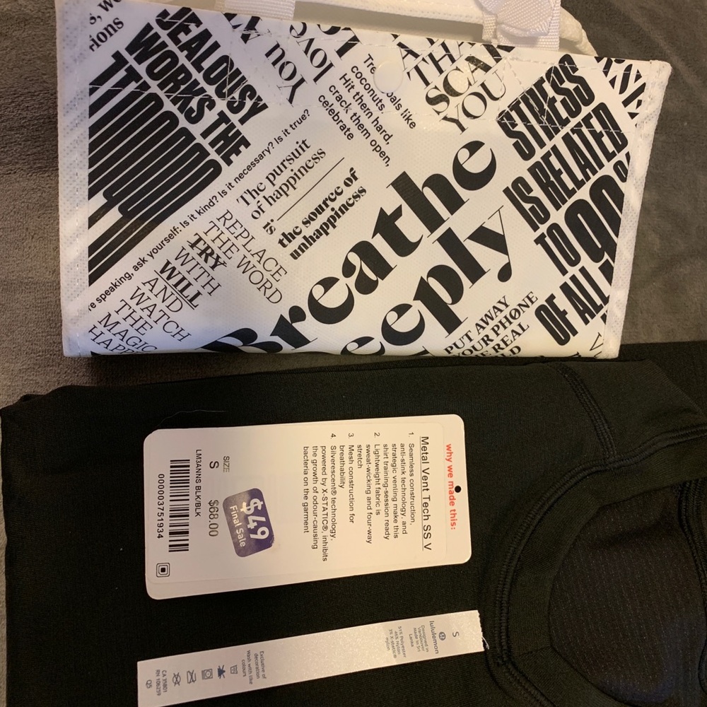 Men’s small Lululemon t-shirt